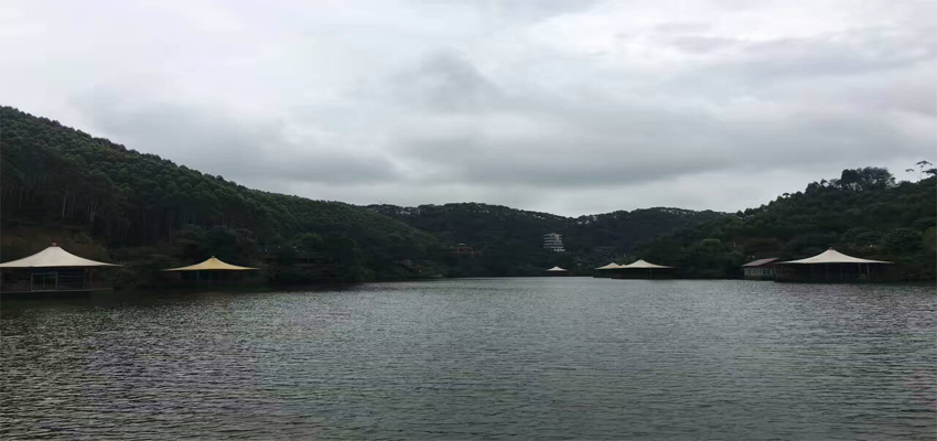 工業(yè)節(jié)能風扇核心團隊于景區(qū)乘船、觀賞山水