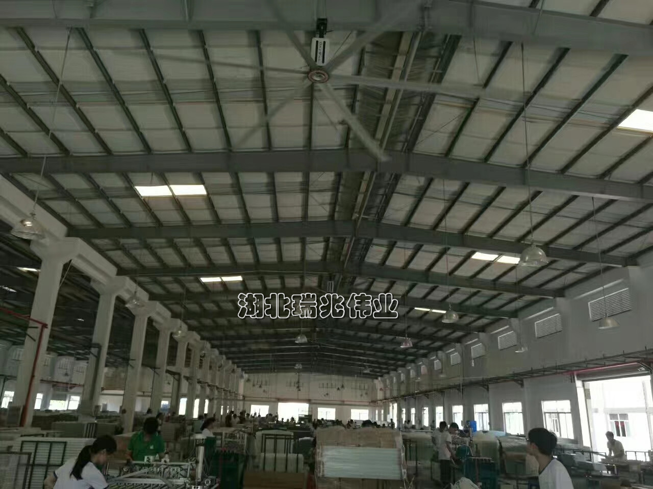 歐比特工業(yè)大風(fēng)扇、鋼結(jié)構(gòu)廠房通風(fēng)降溫方案、廠房車間通風(fēng)降溫方案、大型工業(yè)風(fēng)扇、物流倉儲大風(fēng)扇、大吊扇、工業(yè)風(fēng)扇、廠房車間降溫設(shè)備、廠房車間通風(fēng)設(shè)備、車間溫控設(shè)備、工業(yè)大吊扇、工業(yè)大風(fēng)扇、工業(yè)節(jié)能風(fēng)扇、湖北瑞兆偉業(yè)通風(fēng)降溫科技有限公司