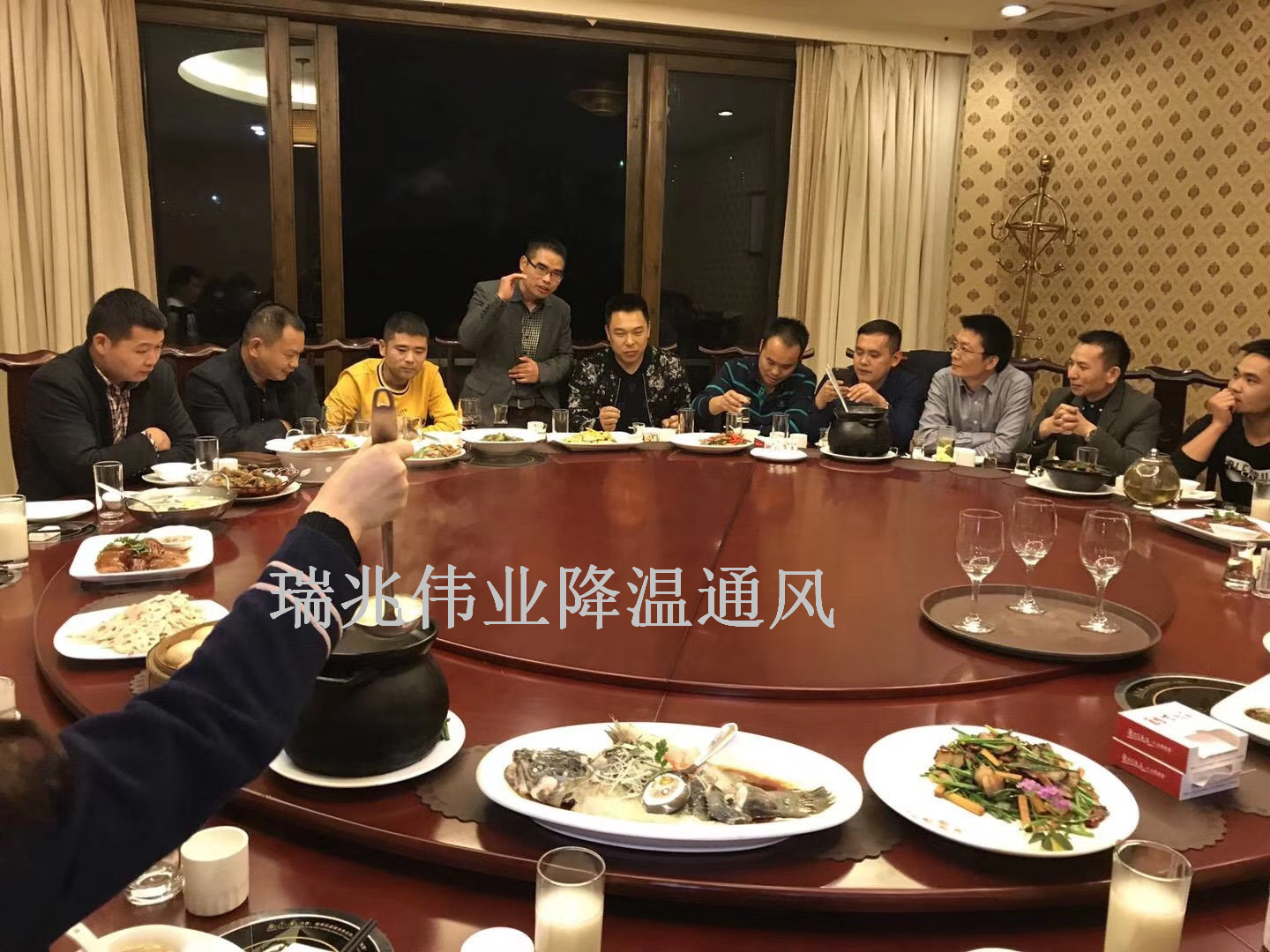 鋼結(jié)構(gòu)廠房通風(fēng)降溫方案、廠房車(chē)間通風(fēng)降溫方案、大型工業(yè)風(fēng)扇、物流倉(cāng)儲(chǔ)大風(fēng)扇、大吊扇、工業(yè)風(fēng)扇、廠房車(chē)間降溫設(shè)備、廠房車(chē)間通風(fēng)設(shè)備、車(chē)間溫控設(shè)備、工業(yè)大吊扇、工業(yè)大風(fēng)扇、工業(yè)節(jié)能風(fēng)扇、湖北瑞兆偉業(yè)通風(fēng)降溫科技有限公司