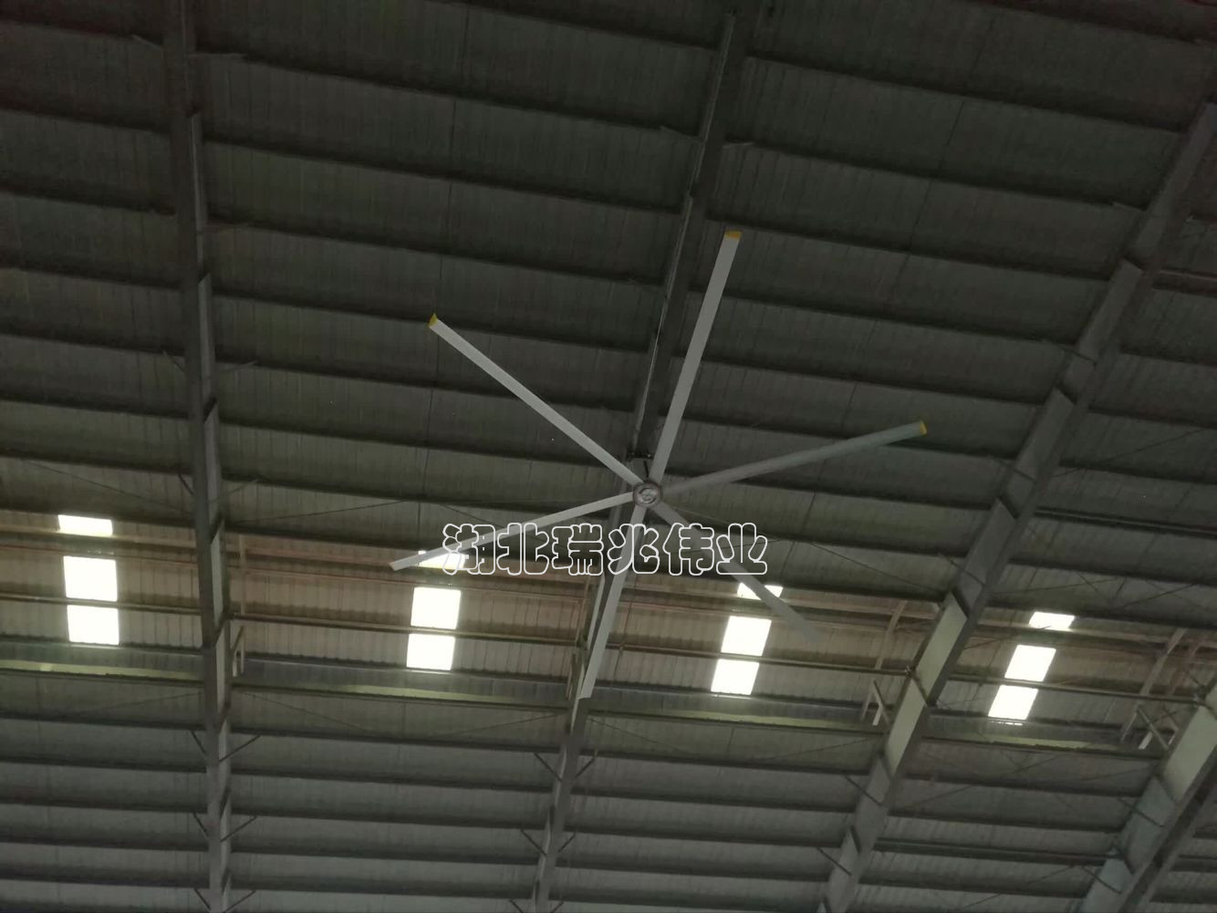瑞泰風(fēng)工業(yè)大風(fēng)扇、鋼結(jié)構(gòu)廠房通風(fēng)降溫方案、廠房車(chē)間通風(fēng)降溫方案、大型工業(yè)風(fēng)扇、物流倉(cāng)儲(chǔ)大風(fēng)扇、大吊扇、工業(yè)風(fēng)扇、廠房車(chē)間降溫設(shè)備、廠房車(chē)間通風(fēng)設(shè)備、車(chē)間溫控設(shè)備、工業(yè)大吊扇、工業(yè)大風(fēng)扇、工業(yè)節(jié)能風(fēng)扇、湖北瑞兆偉業(yè)通風(fēng)降溫科技有限公司