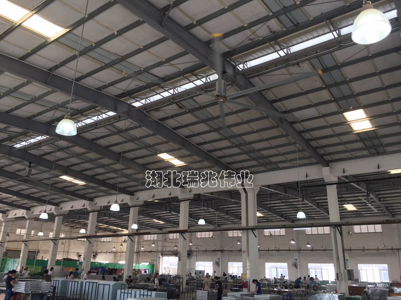 瑞泰風(fēng)工業(yè)大風(fēng)扇、鋼結(jié)構(gòu)廠房通風(fēng)降溫方案、廠房車(chē)間通風(fēng)降溫方案、大型工業(yè)風(fēng)扇、物流倉(cāng)儲(chǔ)大風(fēng)扇、大吊扇、工業(yè)風(fēng)扇、廠房車(chē)間降溫設(shè)備、廠房車(chē)間通風(fēng)設(shè)備、車(chē)間溫控設(shè)備、工業(yè)大吊扇、工業(yè)大風(fēng)扇、工業(yè)節(jié)能風(fēng)扇、湖北瑞兆偉業(yè)通風(fēng)降溫科技有限公司