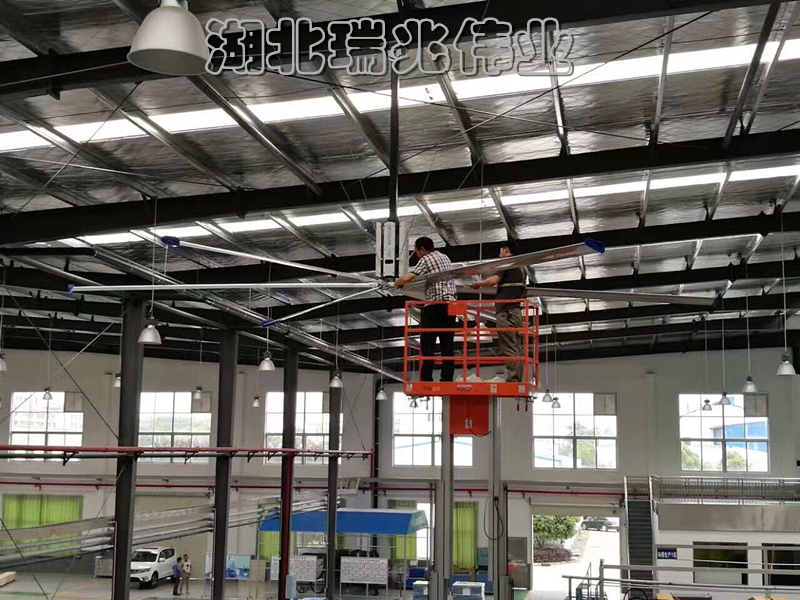 超大型工業(yè)吊扇、湖北瑞兆偉業(yè)通風(fēng)降溫科技有限公司為17年專業(yè)通風(fēng)降溫解決方案領(lǐng)航者,為數(shù)千家各大品牌企業(yè)提供鋼結(jié)構(gòu)廠房通風(fēng)降溫方案、大型工業(yè)風(fēng)扇、物流倉儲大風(fēng)扇、大吊扇、工業(yè)風(fēng)扇、車間溫控設(shè)備、工業(yè)大吊扇、工業(yè)大風(fēng)扇、工業(yè)節(jié)能風(fēng)扇一站式服務(wù)及廠房車間通風(fēng)降溫方案與廠房車間通風(fēng)降溫設(shè)備.工業(yè)大風(fēng)扇廠家服務(wù)熱線:400-7757-027."