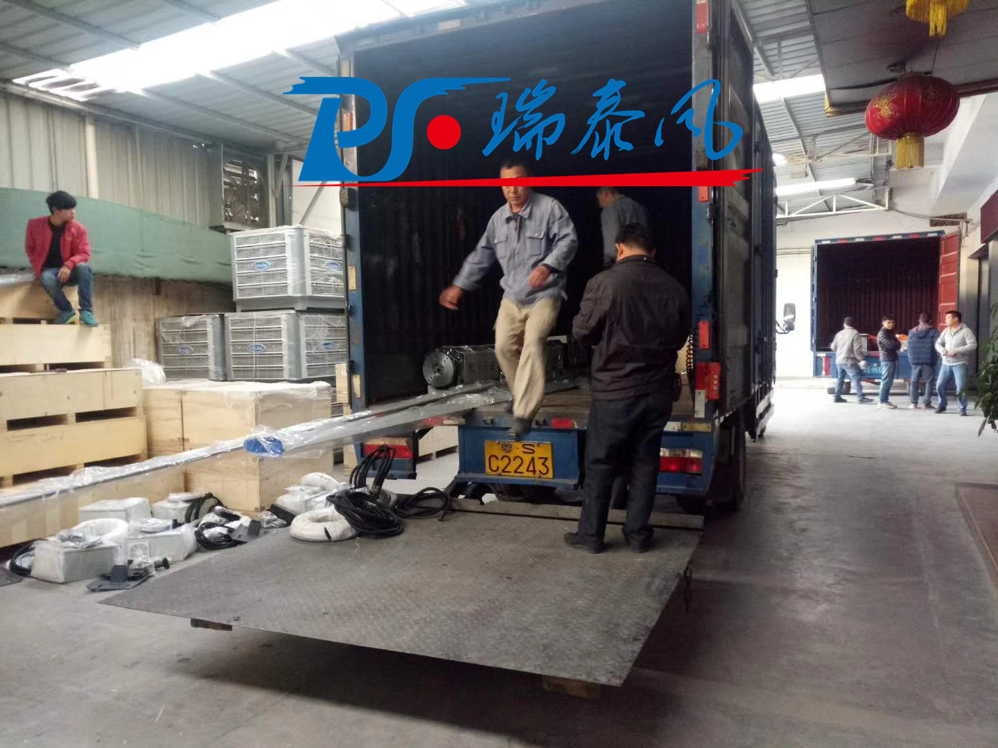 瑞泰風(fēng)工業(yè)大風(fēng)扇、鋼結(jié)構(gòu)廠房通風(fēng)降溫方案、廠房車間通風(fēng)降溫方案、大型工業(yè)風(fēng)扇、物流倉儲大風(fēng)扇、大吊扇、工業(yè)風(fēng)扇、廠房車間降溫設(shè)備、廠房車間通風(fēng)設(shè)備、車間溫控設(shè)備、工業(yè)大吊扇、工業(yè)大風(fēng)扇、工業(yè)節(jié)能風(fēng)扇、湖北瑞兆偉業(yè)通風(fēng)降溫科技有限公司