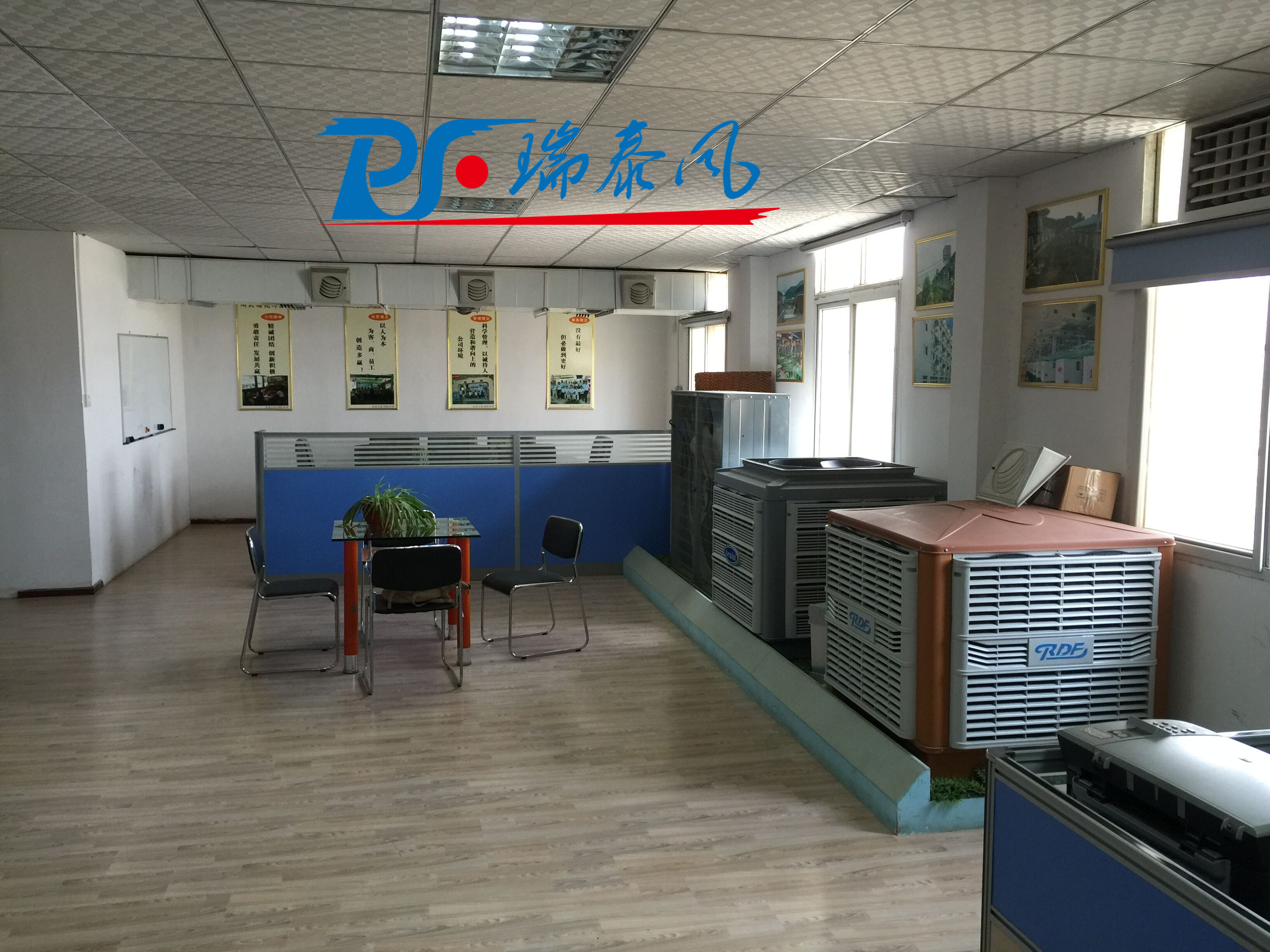 鋼結(jié)構(gòu)廠房通風(fēng)降溫方案、廠房車間通風(fēng)降溫方案、大型工業(yè)風(fēng)扇、物流倉儲大風(fēng)扇、大吊扇、工業(yè)風(fēng)扇、廠房車間降溫設(shè)備、廠房車間通風(fēng)設(shè)備、車間溫控設(shè)備、工業(yè)大吊扇、工業(yè)大風(fēng)扇、工業(yè)節(jié)能風(fēng)扇、湖北瑞兆偉業(yè)通風(fēng)降溫科技有限公司、瑞泰風(fēng)工業(yè)大風(fēng)扇