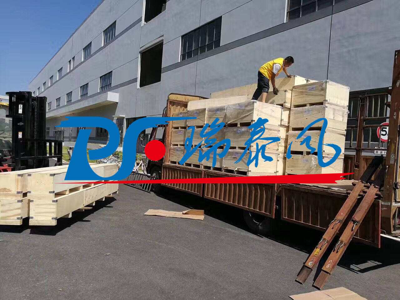 瑞泰風(fēng)工業(yè)大風(fēng)扇、鋼結(jié)構(gòu)廠房通風(fēng)降溫方案、廠房車間通風(fēng)降溫方案、大型工業(yè)風(fēng)扇、物流倉(cāng)儲(chǔ)大風(fēng)扇、大吊扇、工業(yè)風(fēng)扇、廠房車間降溫設(shè)備、廠房車間通風(fēng)設(shè)備、車間溫控設(shè)備、工業(yè)大吊扇、工業(yè)大風(fēng)扇、工業(yè)節(jié)能風(fēng)扇、湖北瑞兆偉業(yè)通風(fēng)降溫科技有限公司、瑞泰風(fēng)工業(yè)大風(fēng)扇