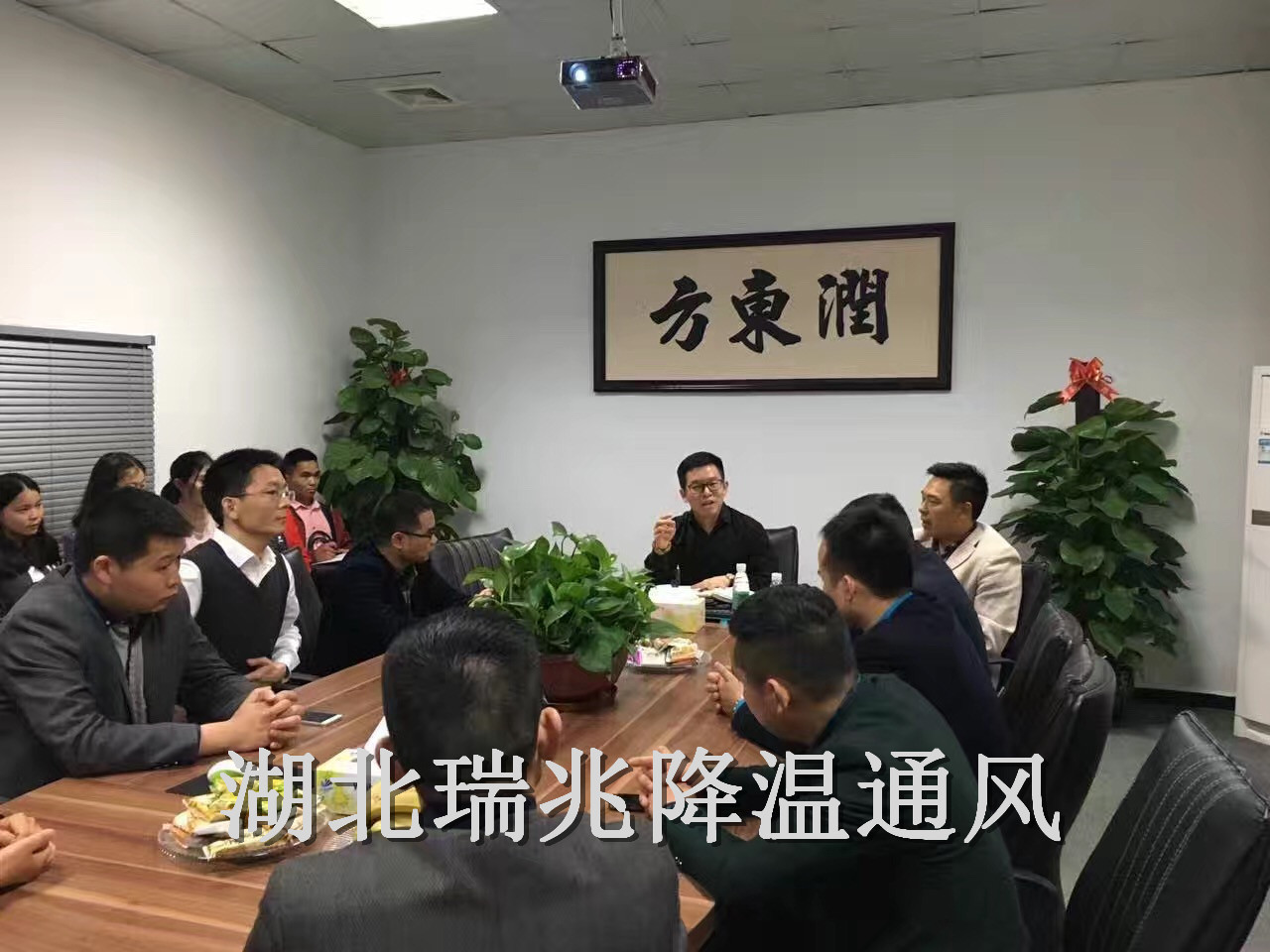 扇機(jī)組合、瑞泰風(fēng)工業(yè)大風(fēng)扇、鋼結(jié)構(gòu)廠房通風(fēng)降溫方案、廠房車間通風(fēng)降溫方案、大型工業(yè)風(fēng)扇、物流倉(cāng)儲(chǔ)大風(fēng)扇、大吊扇、工業(yè)風(fēng)扇、廠房車間降溫設(shè)備、廠房車間通風(fēng)設(shè)備、車間溫控設(shè)備、工業(yè)大吊扇、工業(yè)大風(fēng)扇、工業(yè)節(jié)能風(fēng)扇、湖北瑞兆偉業(yè)通風(fēng)降溫科技有限公司