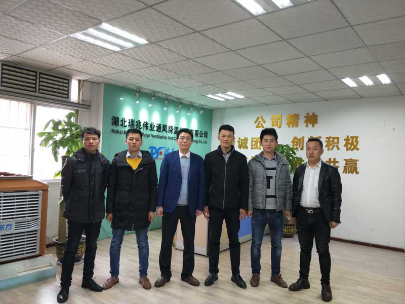 瑞泰風(fēng)工業(yè)大風(fēng)扇、潤東方冷風(fēng)機、鋼結(jié)構(gòu)廠房通風(fēng)降溫方案、廠房車間通風(fēng)降溫方案、大型工業(yè)風(fēng)扇、物流倉儲大風(fēng)扇、大吊扇、工業(yè)風(fēng)扇、廠房車間降溫設(shè)備、廠房車間通風(fēng)設(shè)備、車間溫控設(shè)備、工業(yè)大吊扇、工業(yè)大風(fēng)扇、工業(yè)節(jié)能風(fēng)扇、湖北瑞兆偉業(yè)通風(fēng)降溫科技有限公司。