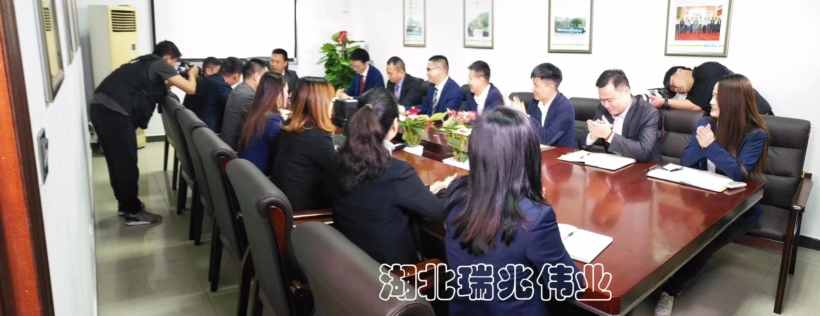 鋼結(jié)構(gòu)廠房通風(fēng)降溫方案、廠房車(chē)間通風(fēng)降溫方案、大型工業(yè)風(fēng)扇、物流倉(cāng)儲(chǔ)大風(fēng)扇、大吊扇、工業(yè)風(fēng)扇、廠房車(chē)間降溫設(shè)備、廠房車(chē)間通風(fēng)設(shè)備、車(chē)間溫控設(shè)備、工業(yè)大吊扇、工業(yè)大風(fēng)扇、工業(yè)節(jié)能風(fēng)扇、湖北瑞兆偉業(yè)通風(fēng)降溫科技有限公司