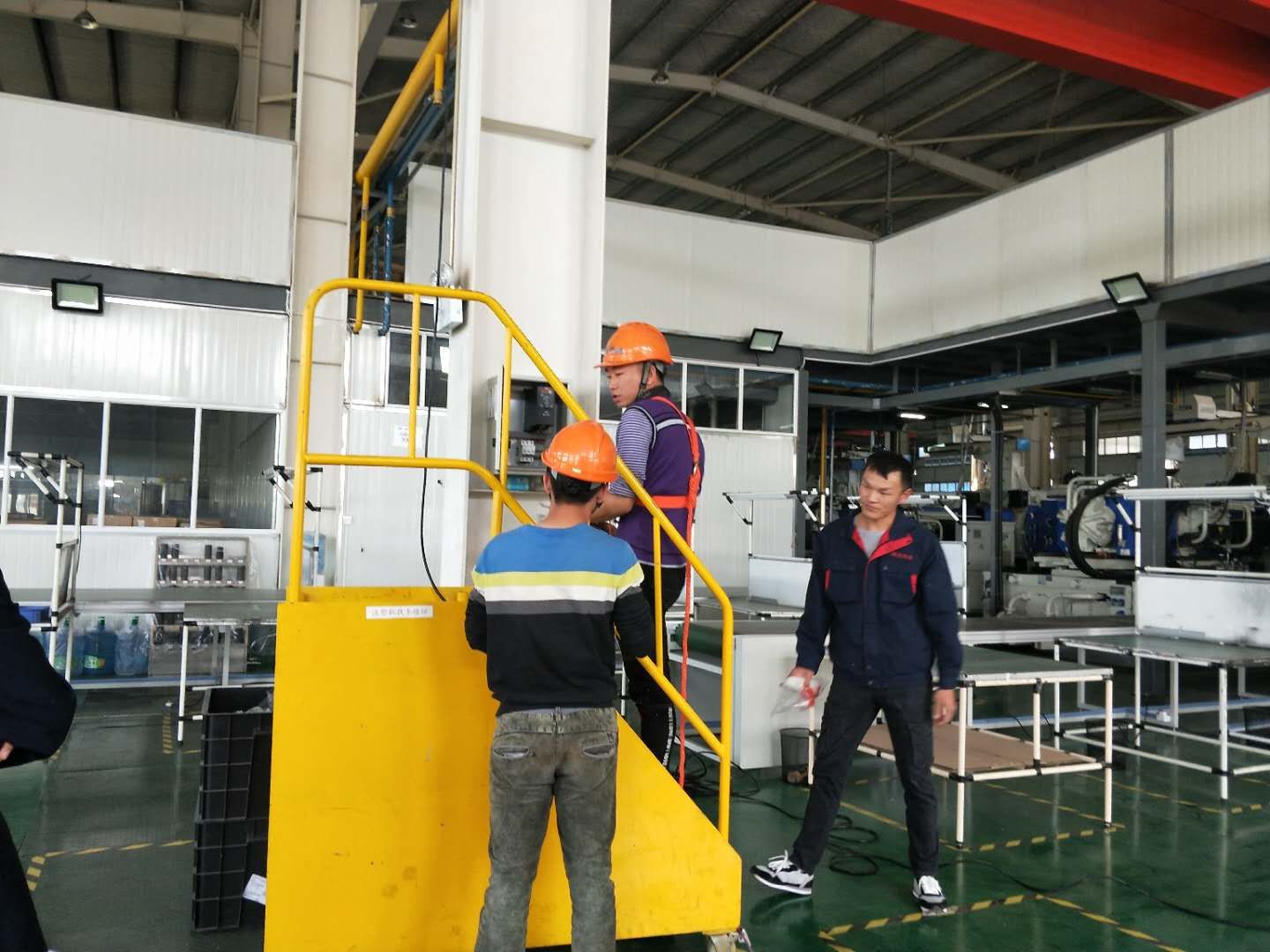 鋼結(jié)構(gòu)廠房通風(fēng)降溫方案、廠房車間通風(fēng)降溫方案、大型工業(yè)風(fēng)扇、物流倉(cāng)儲(chǔ)大風(fēng)扇、大吊扇、工業(yè)風(fēng)扇、廠房車間降溫設(shè)備、廠房車間通風(fēng)設(shè)備、車間溫控設(shè)備、工業(yè)大吊扇、工業(yè)大風(fēng)扇、工業(yè)節(jié)能風(fēng)扇、湖北瑞兆偉業(yè)通風(fēng)降溫科技有限公司