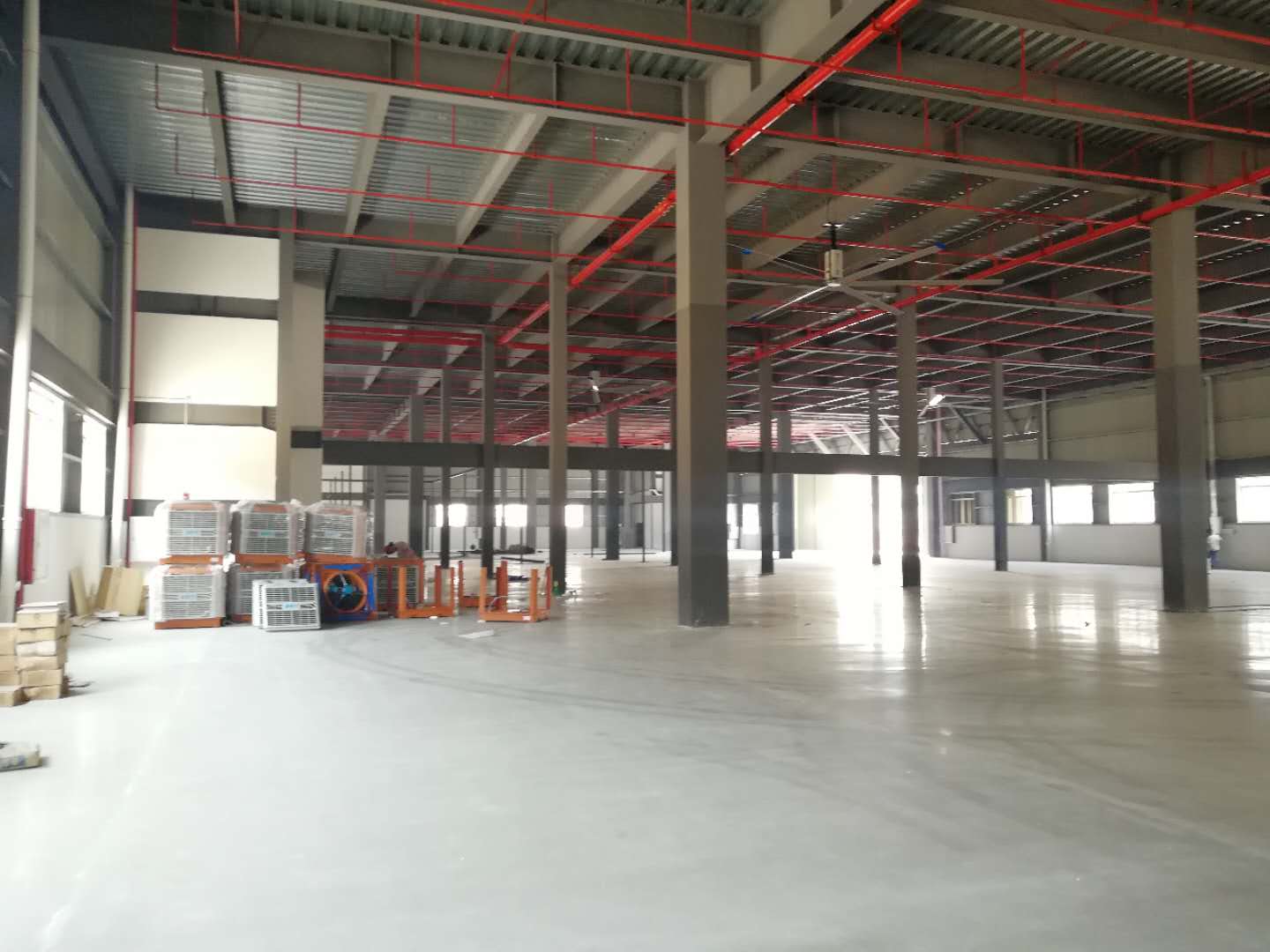 鋼結(jié)構(gòu)廠房通風(fēng)降溫方案、廠房車間通風(fēng)降溫方案、大型工業(yè)風(fēng)扇、物流倉儲大風(fēng)扇、大吊扇、工業(yè)風(fēng)扇、廠房車間降溫設(shè)備、廠房車間通風(fēng)設(shè)備、車間溫控設(shè)備、工業(yè)大吊扇、工業(yè)大風(fēng)扇、工業(yè)節(jié)能風(fēng)扇、湖北瑞兆偉業(yè)通風(fēng)降溫科技有限公司