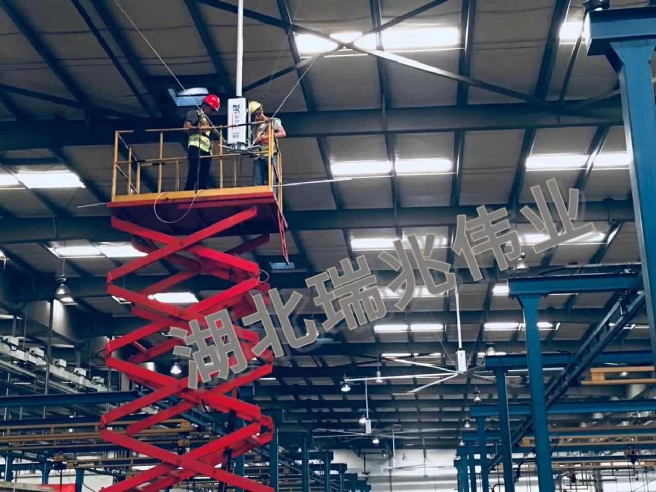 鋼結(jié)構(gòu)廠房通風(fēng)降溫方案、廠房車間通風(fēng)降溫方案、大型工業(yè)風(fēng)扇、物流倉儲(chǔ)大風(fēng)扇、大吊扇、工業(yè)風(fēng)扇、廠房車間降溫設(shè)備、廠房車間通風(fēng)設(shè)備、車間溫控設(shè)備、工業(yè)大吊扇、工業(yè)大風(fēng)扇、工業(yè)節(jié)能風(fēng)扇、湖北瑞兆偉業(yè)通風(fēng)降溫科技有限公司