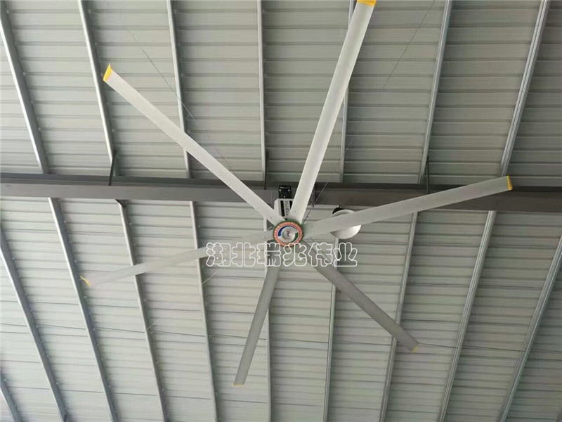 鋼結(jié)構(gòu)廠房通風(fēng)降溫方案、廠房車間通風(fēng)降溫方案、大型工業(yè)風(fēng)扇、物流倉儲(chǔ)大風(fēng)扇、大吊扇、工業(yè)風(fēng)扇、廠房車間降溫設(shè)備、廠房車間通風(fēng)設(shè)備、車間溫控設(shè)備、工業(yè)大吊扇、工業(yè)大風(fēng)扇、工業(yè)節(jié)能風(fēng)扇、湖北瑞兆偉業(yè)通風(fēng)降溫科技有限公司