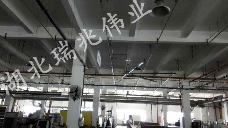 鋼結(jié)構(gòu)廠房通風(fēng)降溫方案、廠房車間通風(fēng)降溫方案、大型工業(yè)風(fēng)扇、物流倉(cāng)儲(chǔ)大風(fēng)扇、大吊扇、工業(yè)風(fēng)扇、廠房車間降溫設(shè)備、廠房車間通風(fēng)設(shè)備、車間溫控設(shè)備、工業(yè)大吊扇、工業(yè)大風(fēng)扇、工業(yè)節(jié)能風(fēng)扇、湖北瑞兆偉業(yè)通風(fēng)降溫科技有限公司