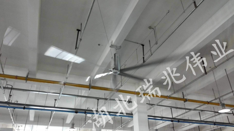 鋼結(jié)構(gòu)廠房通風(fēng)降溫方案、廠房車間通風(fēng)降溫方案、大型工業(yè)風(fēng)扇、物流倉(cāng)儲(chǔ)大風(fēng)扇、大吊扇、工業(yè)風(fēng)扇、廠房車間降溫設(shè)備、廠房車間通風(fēng)設(shè)備、車間溫控設(shè)備、工業(yè)大吊扇、工業(yè)大風(fēng)扇、工業(yè)節(jié)能風(fēng)扇、湖北瑞兆偉業(yè)通風(fēng)降溫科技有限公司