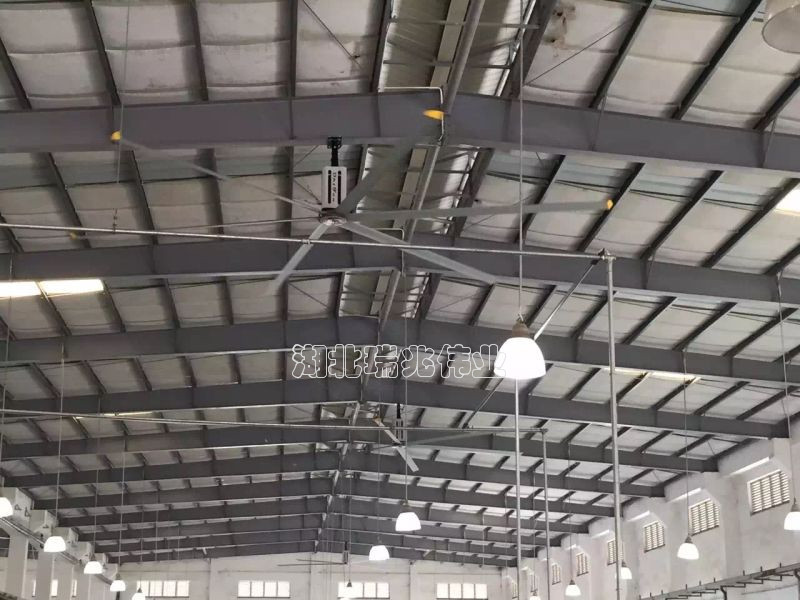 鋼結(jié)構(gòu)廠房通風(fēng)降溫方案、廠房車間通風(fēng)降溫方案、大型工業(yè)風(fēng)扇、物流倉(cāng)儲(chǔ)大風(fēng)扇、大吊扇、工業(yè)風(fēng)扇、廠房車間降溫設(shè)備、廠房車間通風(fēng)設(shè)備、車間溫控設(shè)備、工業(yè)大吊扇、工業(yè)大風(fēng)扇、工業(yè)節(jié)能風(fēng)扇、湖北瑞兆偉業(yè)通風(fēng)降溫科技有限公司