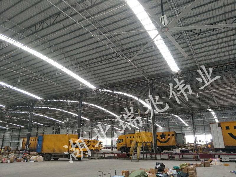 鋼結(jié)構(gòu)廠房通風(fēng)降溫方案、廠房車間通風(fēng)降溫方案、大型工業(yè)風(fēng)扇、物流倉儲大風(fēng)扇、大吊扇、工業(yè)風(fēng)扇、廠房車間降溫設(shè)備、廠房車間通風(fēng)設(shè)備、車間溫控設(shè)備、工業(yè)大吊扇、工業(yè)大風(fēng)扇、工業(yè)節(jié)能風(fēng)扇、湖北瑞兆偉業(yè)通風(fēng)降溫科技有限公司