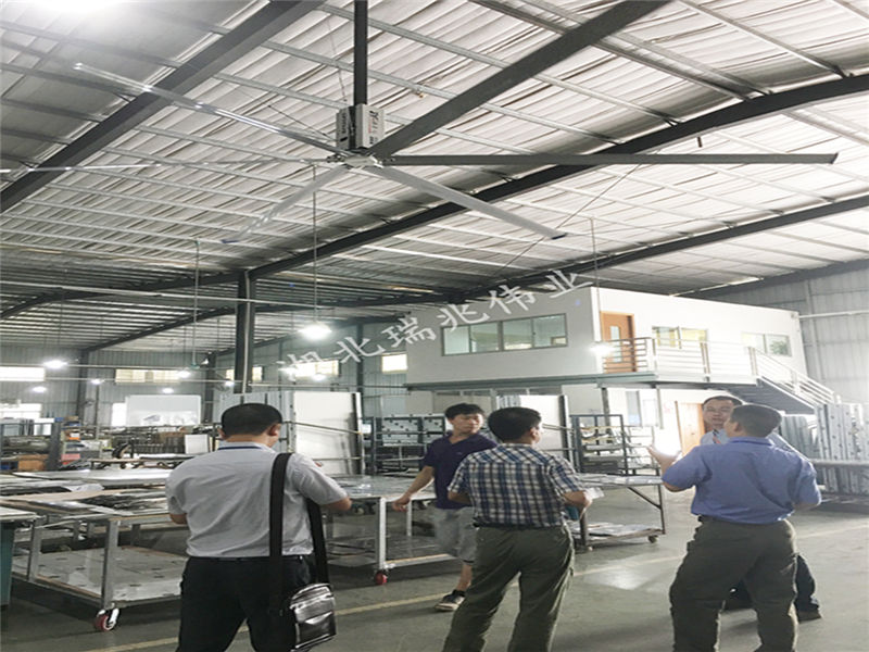 大型工業(yè)風(fēng)扇、工業(yè)大吊扇、工業(yè)大風(fēng)扇、工業(yè)節(jié)能風(fēng)扇、鋼結(jié)構(gòu)廠房通風(fēng)降溫方案、廠房車間通風(fēng)降溫方案