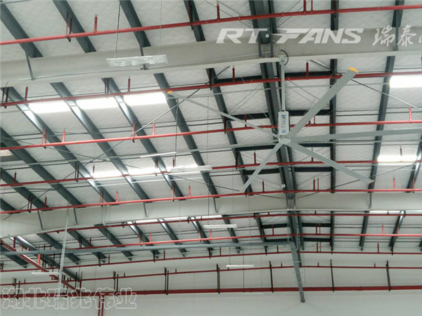 瑞泰風工業(yè)大風扇，瑞泰風工業(yè)大吊扇，瑞泰風大型工業(yè)大風扇，大風扇通風降溫效果，大風扇通風降溫功效，高大鐵皮鋼結構廠房通風降溫用大風扇