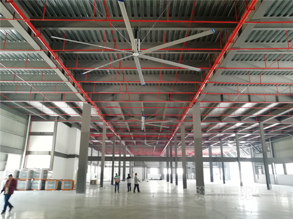 瑞泰風大型工業(yè)吊扇、大型工業(yè)吊扇鋼結構、廠房通風降溫方案、廠房車間通風降溫方案、大型工業(yè)風扇、物流倉儲大風扇、大吊扇、工業(yè)風扇、廠房車間降溫設備、廠房車間通風設備、車間溫控設備、工業(yè)大吊扇、工業(yè)大風扇、工業(yè)節(jié)能風扇、湖北瑞兆偉業(yè)通風降溫