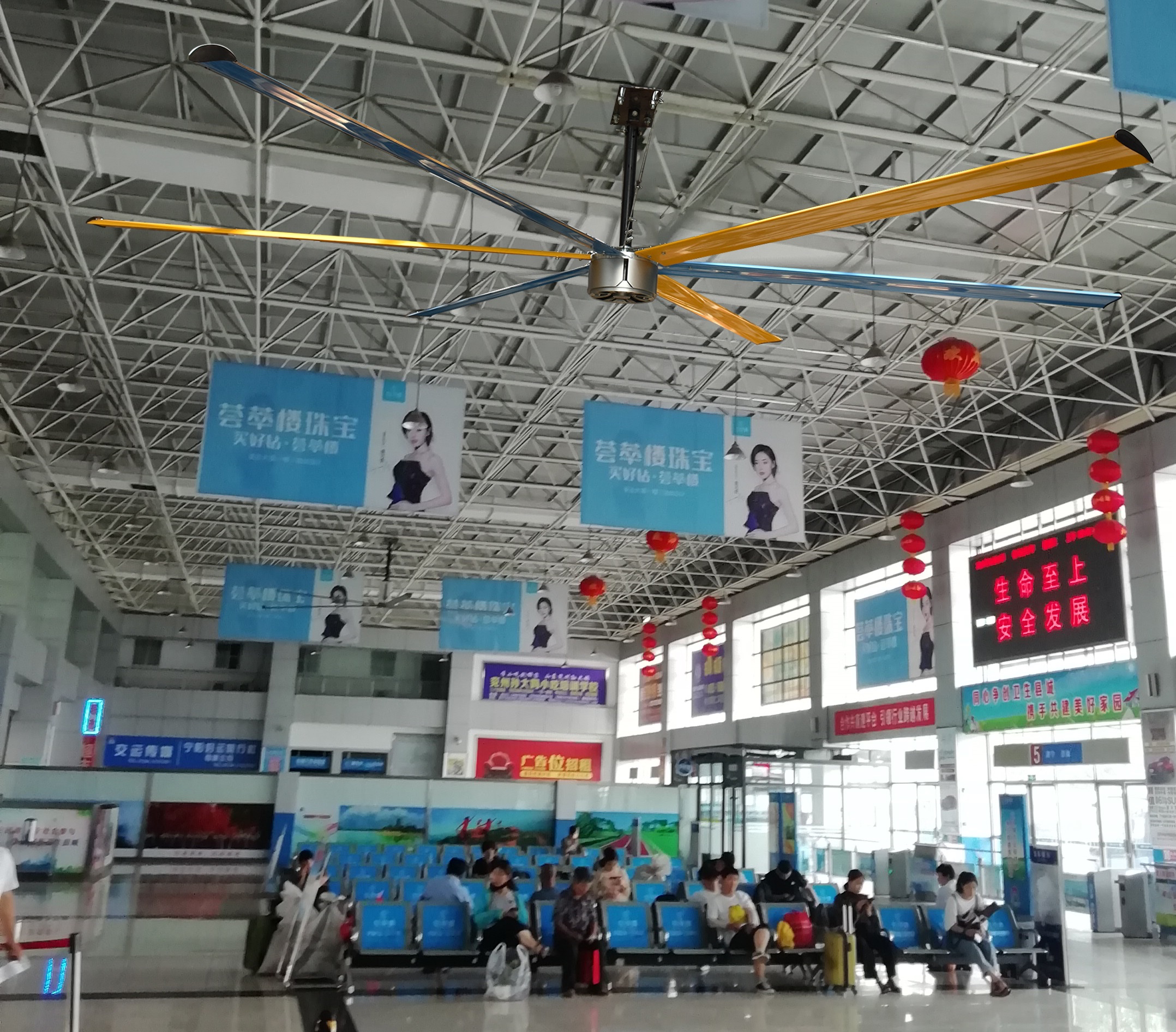 候車(chē)室通風(fēng)降溫,工業(yè)大風(fēng)扇，工業(yè)大吊扇，公共場(chǎng)所通風(fēng)降溫