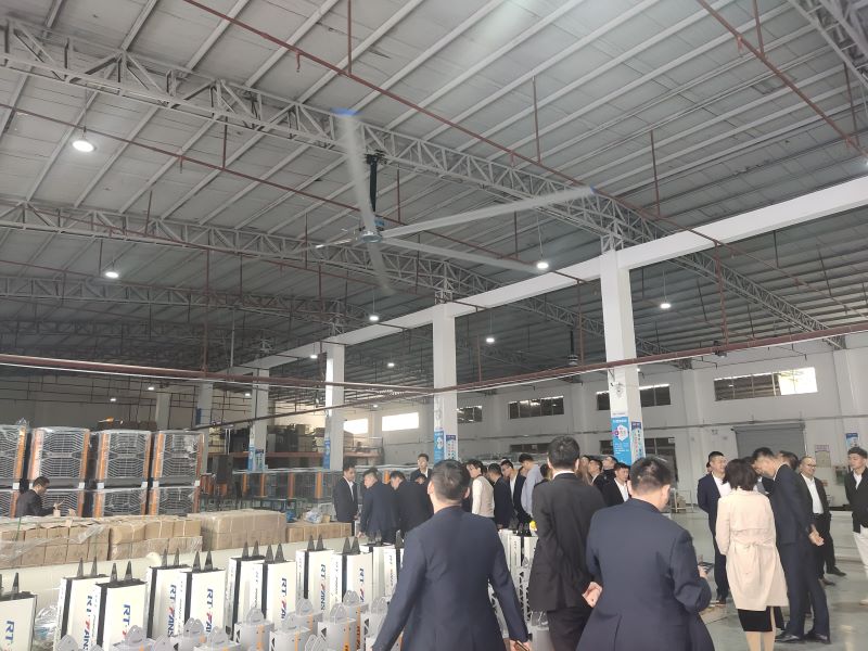 在夏天車間降溫很重要，工業(yè)大風(fēng)扇剛好滿足你的需求！