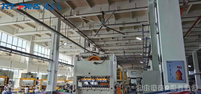 夏日炎炎，你的企業(yè)需要安裝一款工業(yè)大風(fēng)扇幫你迅速解決高大車間的通風(fēng)降溫難題！