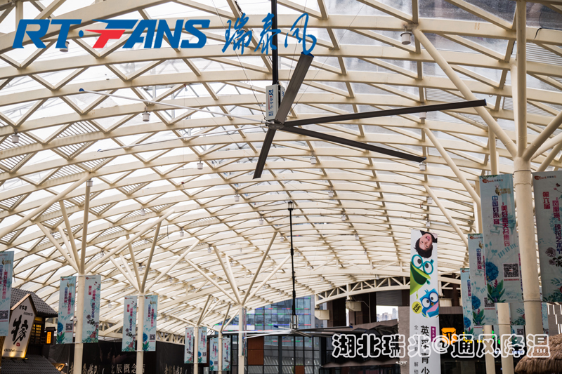 工業(yè)大風(fēng)扇產(chǎn)生的自然微風(fēng)，給人感受到4-6攝氏度的溫差！