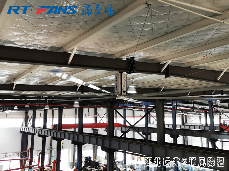 工業(yè)大型風(fēng)扇擁有超大直徑的扇葉，通風(fēng)降溫效好！